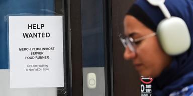En ”Help Wanted”-skylt i ett butikfönster i USA – jobbläget upplevs som betydligt kärvare.