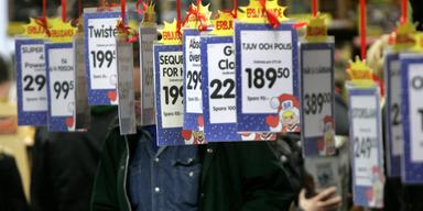 Julhandel med många prislappar och erbjudanden när priserna stiger inför julen.