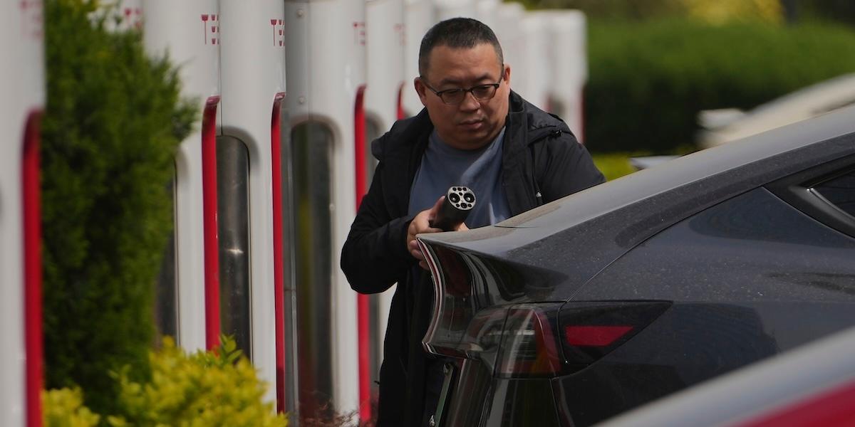 Det börjar bli tufft för Tesla i Kina med försäljningen av nya elbilar. (