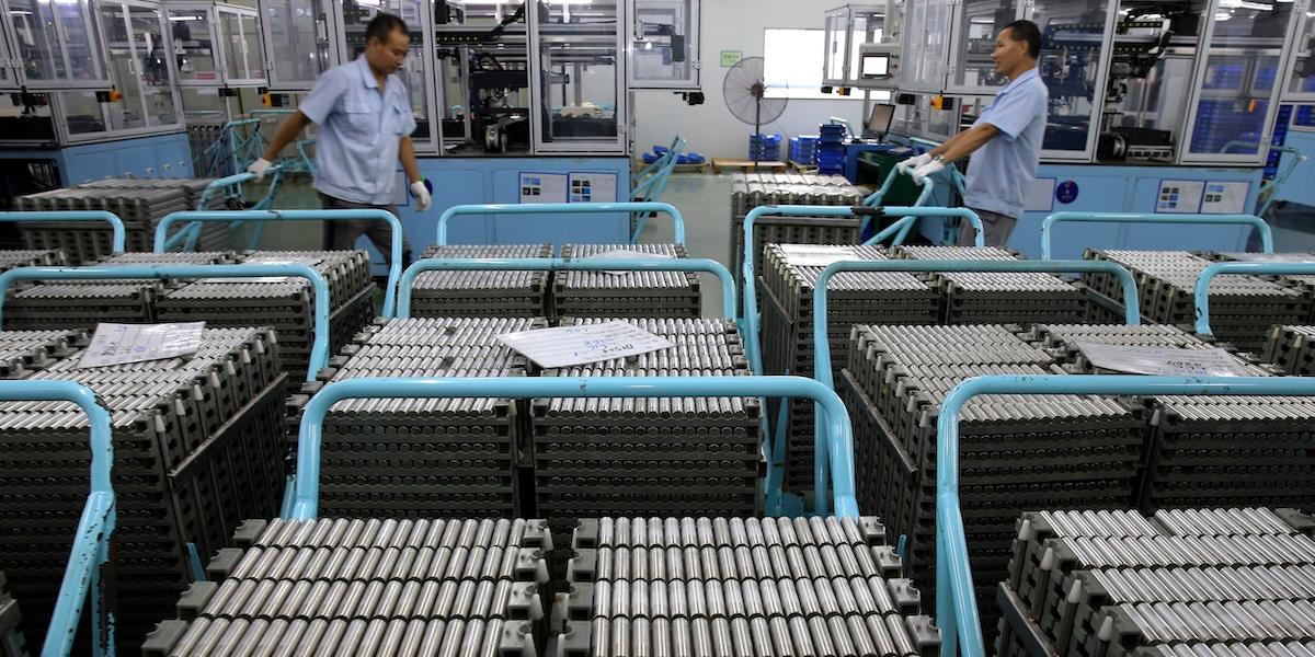 Arbetare flyttar litiumjonbatterier på en fabrik i Taizhou, Kina.