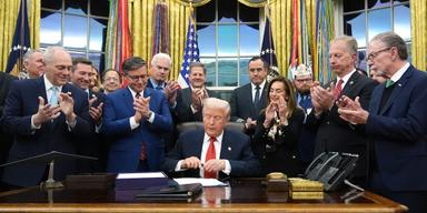 Donald Trump skriver under öppnandet av statsapparaten igen i USA, under onsdagen.