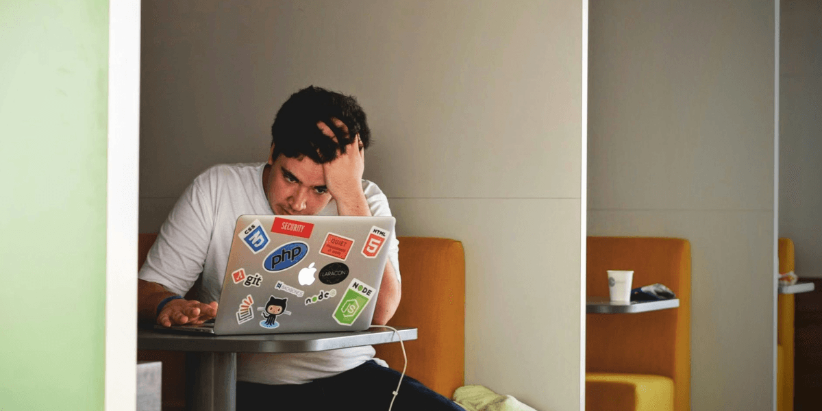 Ledsen man vid dator