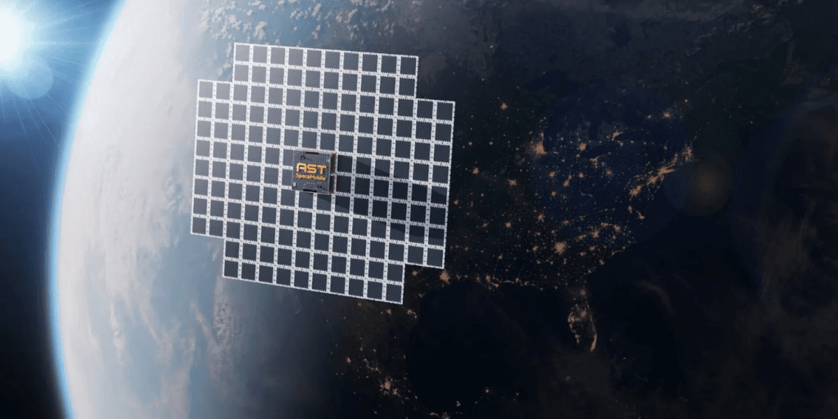 Denna jättelika satellit är lika stor som en normal trea. (Foto: AST Science)