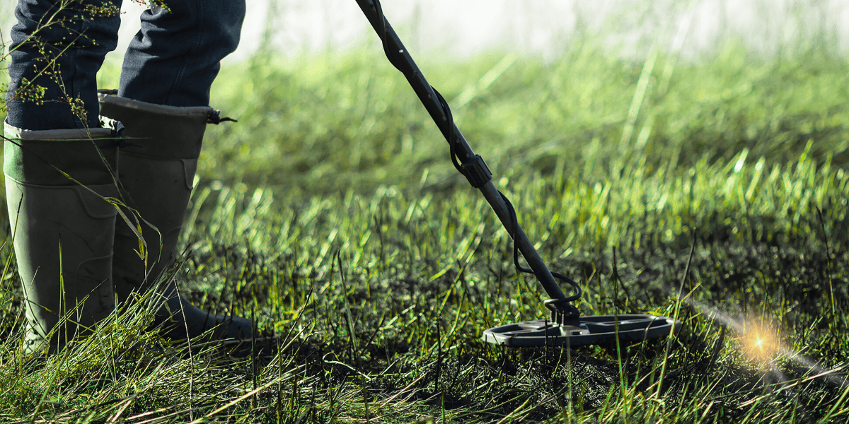 Mannen snubblade i princip över den gamla adelsringen i rent guld. (Kollage: Getty Images / Edvard Lundkvist)