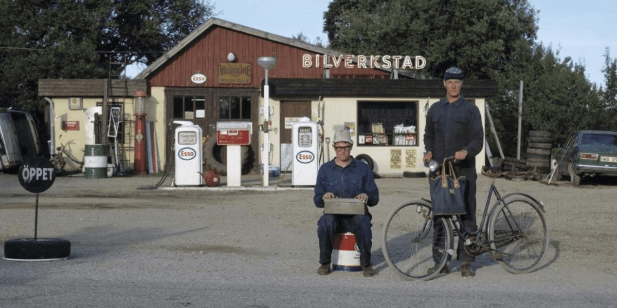 Kulisserna till succén Macken brann ner men kommer att byggas upp igen. (Foto: Kulturtuben)