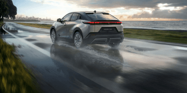 Experterna har sagt sitt om Toyota C-HR+. (Foto: Toyota)