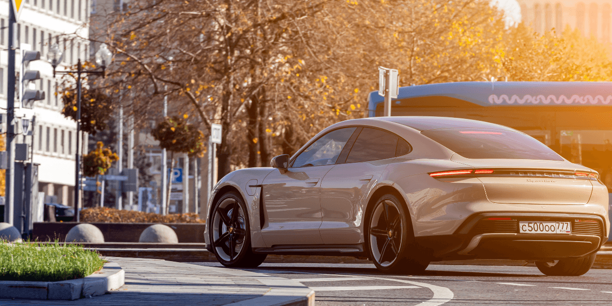 Det står stilla i Ryssland. Porschebilarna vägrar starta. (Foto: Canva)