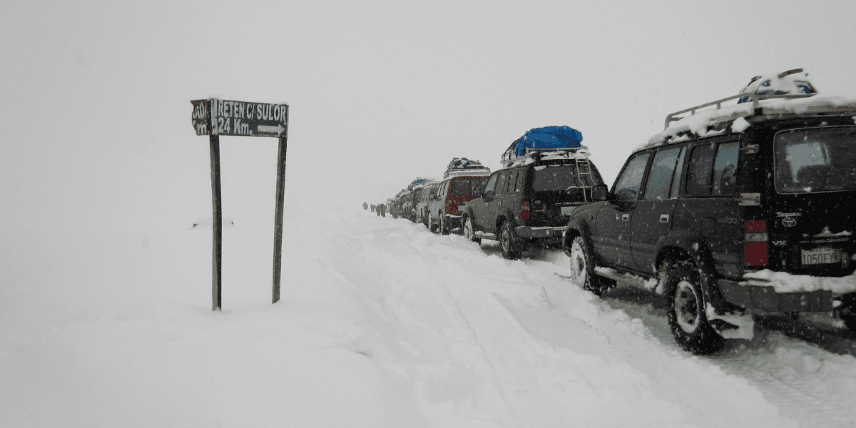 Det är absolut inte bilarna på bilden som testats. Men det är snöigt. (Foto: Alvaro Ortiz on Unsplash)