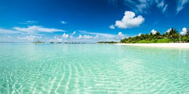 Maldiverna har länge lockat resenärer med välfyllda plånböcker men den bilden håller nu på att förändras.