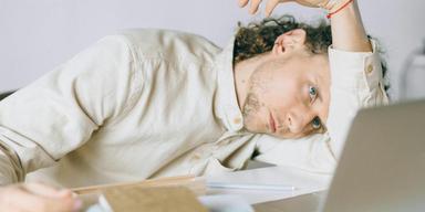 Vi misslyckas med våra mål dels för att vi sätter fel slags mål och dels för att vi inte anpassar miljön runt oss, menar psykologen