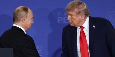 Donald Trump och Vladimir Putin under ett tidigare möte. USA uppges förbereda nya sanktioner mot Ryssland.