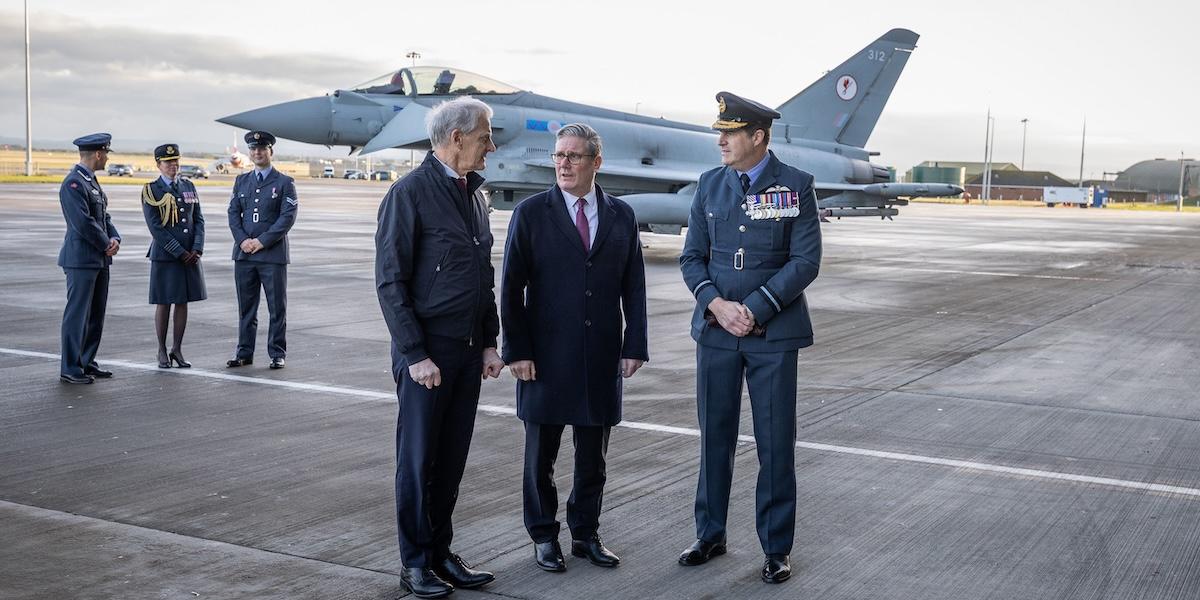 Keir Starmer och Jonas Gahr Støre vid flygbas i Skottland för att markera försvarsavtal mellan Storbritannien och Norge.