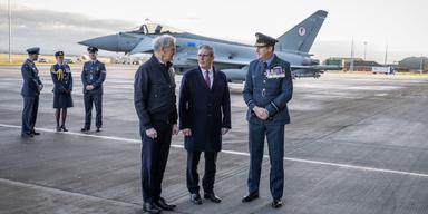 Keir Starmer och Jonas Gahr Støre vid flygbas i Skottland för att markera försvarsavtal mellan Storbritannien och Norge.