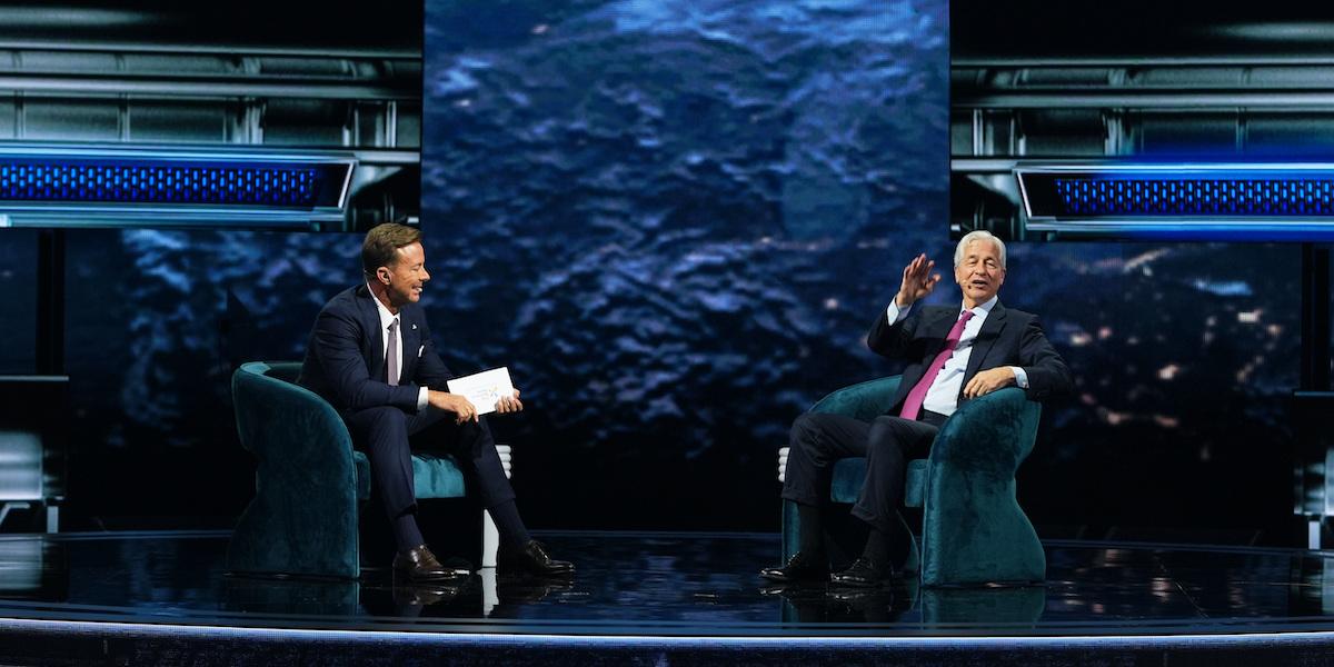 “AI kommer att eliminera jobb. Det betyder inte att människor inte kommer att ha andra jobb”, säger Dimon