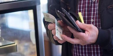 Allt fler svenskar hamstrar kontantee