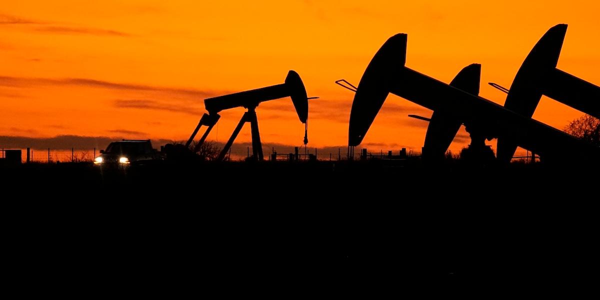 Oljeutvinning vid pumpjackar i Texas i skymning, symbol för fortsatt global oljeproduktion.
