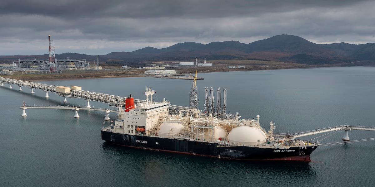 Japanskt LNG-fartyg Sun Arrows lastar flytande naturgas från Sakhalin-2 i Ryssland.