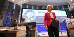 Nu skärper EU tonen – låser ryska miljarder 