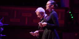 Rika män, blommor och envishet – så finansierar hon kampen för Sveriges viktigaste yrkesgrupp