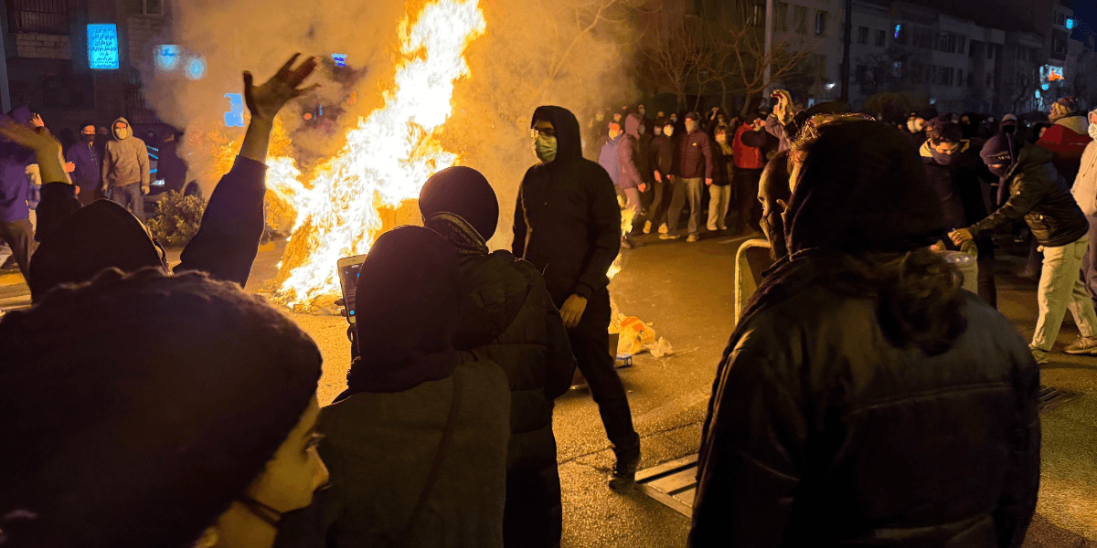 I detta foto, som The Associated Press har tagit del av, deltar iranier i en regeringskritisk protest i Teheran, Iran. (Foto: AP/TT)