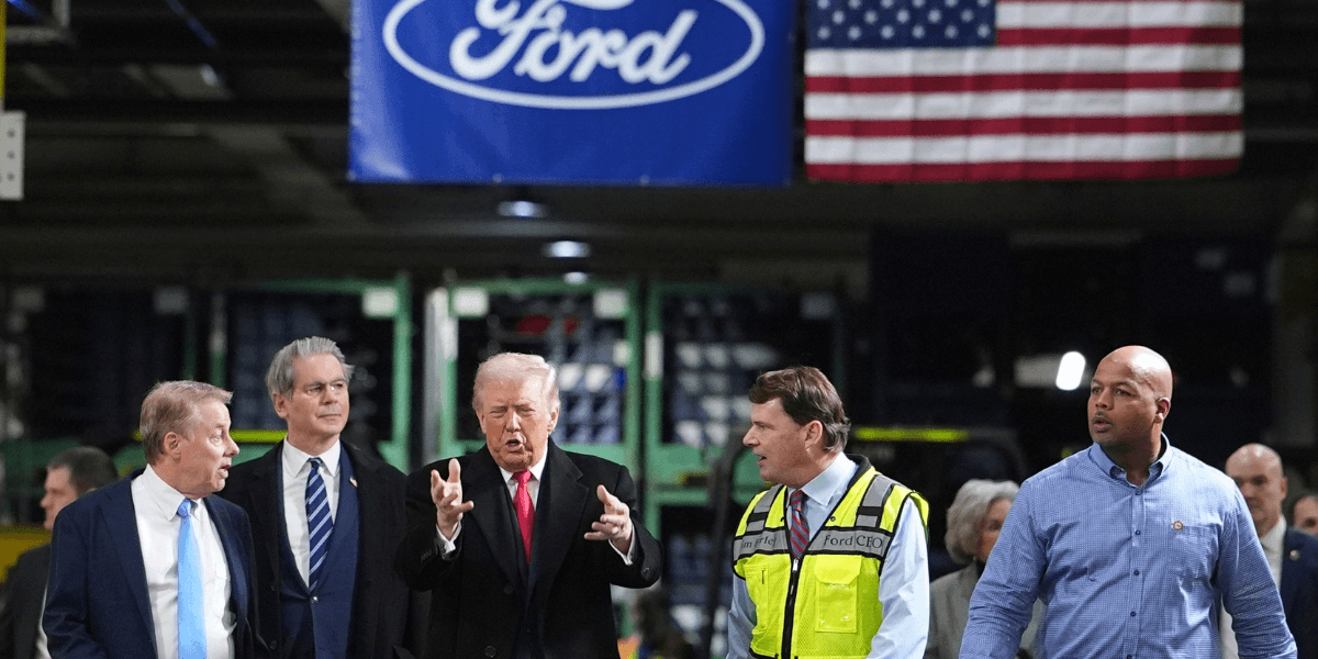 President Donald Trump talar med, från vänster, Bill Ford, styrelseordförande i Ford, finansminister Scott Bessent, Jim Farley, vd för Ford, och Corey Williams, platschef för Ford River Rouge-fabriken, under en rundvandring i Ford River Rouge-komplexet. (Foto: Evan Vucci/AP/TT)