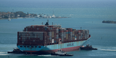 Ett fartyg bärandes flertalet Maersk-containrar seglandes i havet.