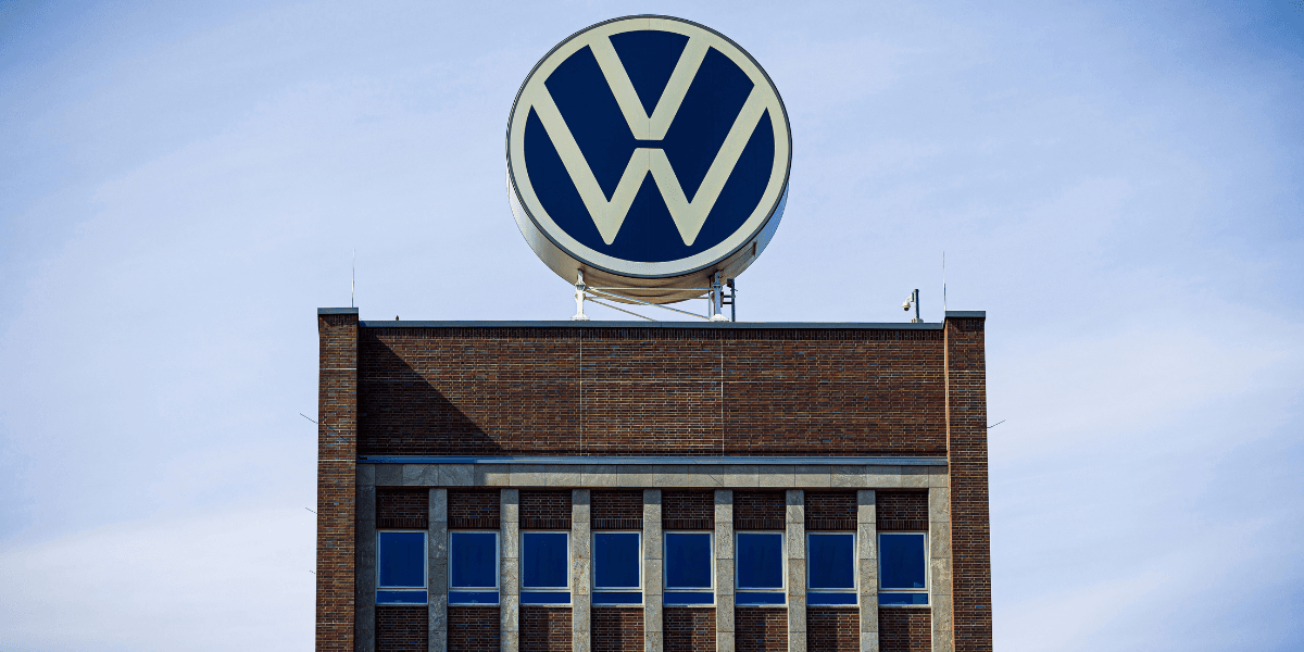Volkswagens logotyp vilar tungt över en koncern i omställning – där miljardbesparingar, färre chefer och tusentals jobb står på spel. (Foto: Moritz Frankenberg/AP/TT)