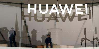 Huaweis logga i vitt.
