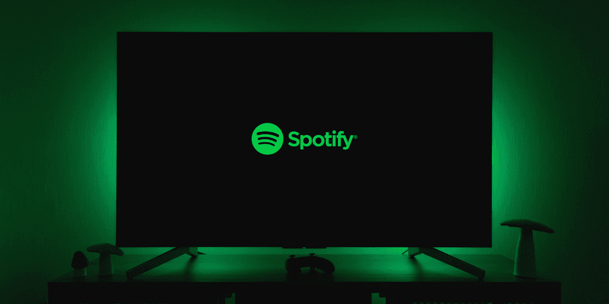 Spotify har hamnat i hetluften för att tillåta AI-skapad musik utan att berätta det. (Foto: Thibault Penin on Unsplash)