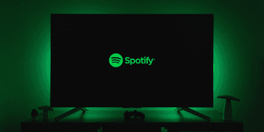 Spotify har hamnat i hetluften för att tillåta AI-skapad musik utan att berätta det. (Foto: Thibault Penin on Unsplash)