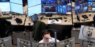 Världens börser hade ett av sina bästa år på länge men för svenska sparare så bromsades uppgången 2025 av vår starka svenska krona för den som investerade utanför landets gränser.