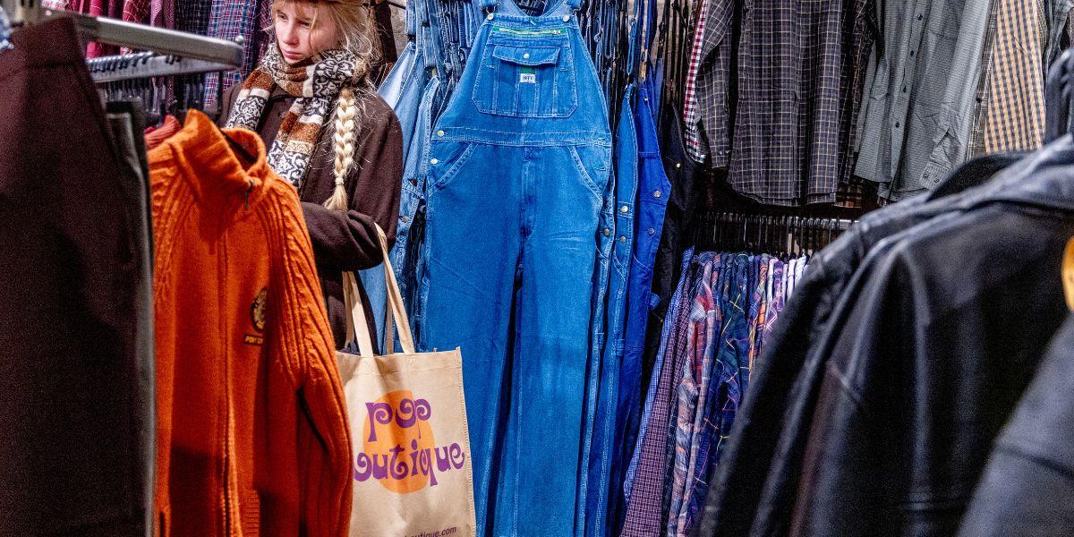 En kund letar kläder i en butik.