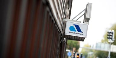 Arbetsförmedlingens logotyp på en skylt.