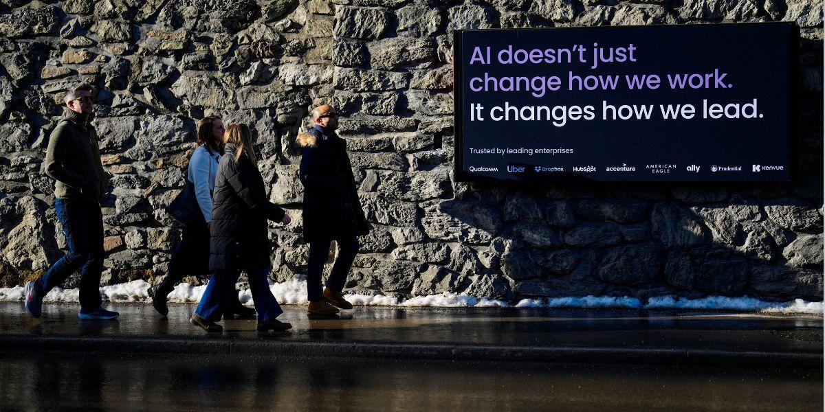 En grupp människor går i en korridor.