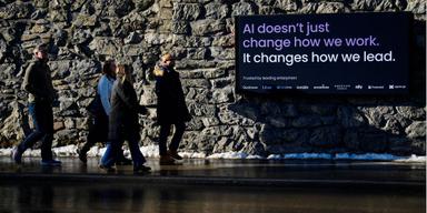 En grupp människor går i en korridor.