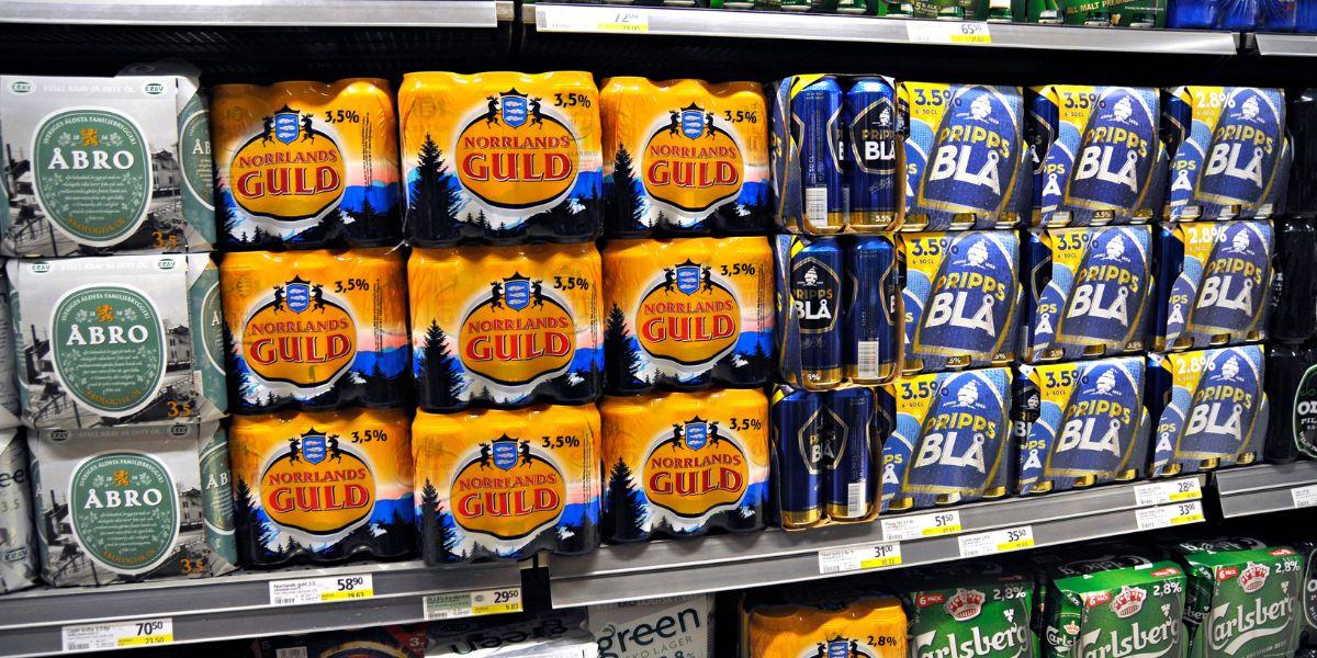 En hylla med olika folköl i butik.