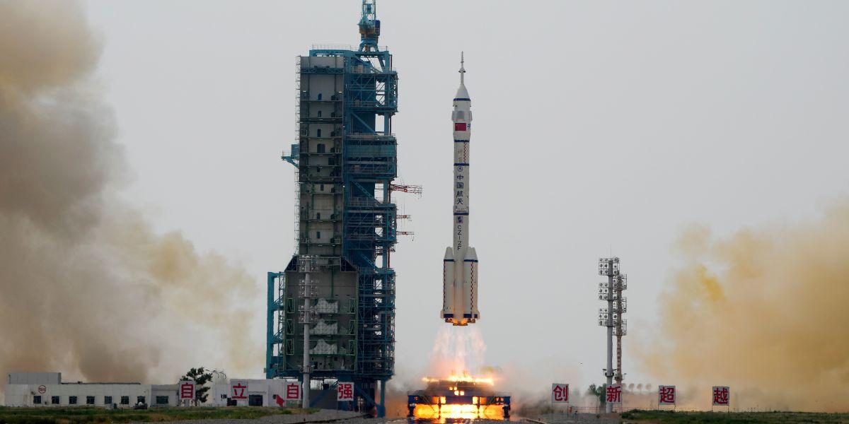 En kinesisk raket under uppskjutning.