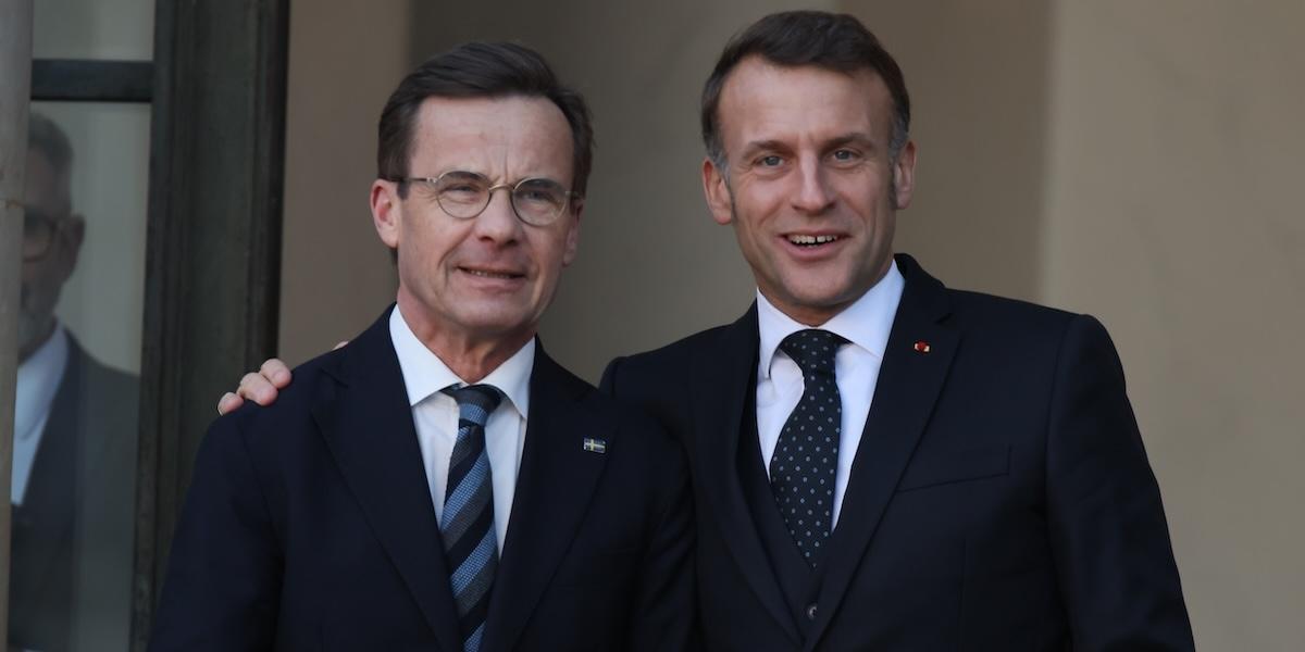 Frankrikes president Emmanuel Macron tillsammans med Sveriges statsminister Ulf Kristersson vid toppmötet om Ukraina, på plats i Paris.