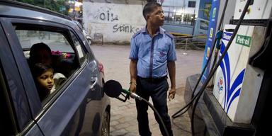 Hittills har Indien fortatt att importera rysk olja i stor skala, trots sanktioner och hot från USA.