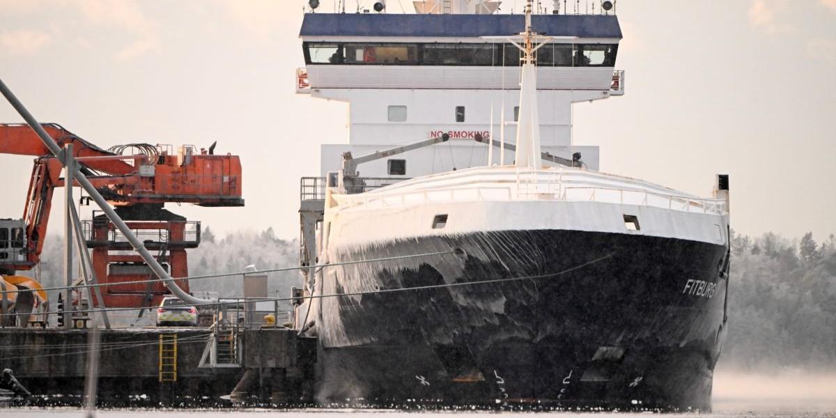 Ryskt fartyg stoppat - två anhållna