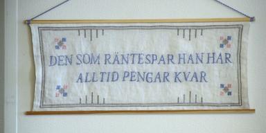 Ekonomerna oroliga när vi har pengar på banken i stället för att spendera dem