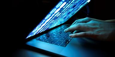 Hackade regeringen för att få visum