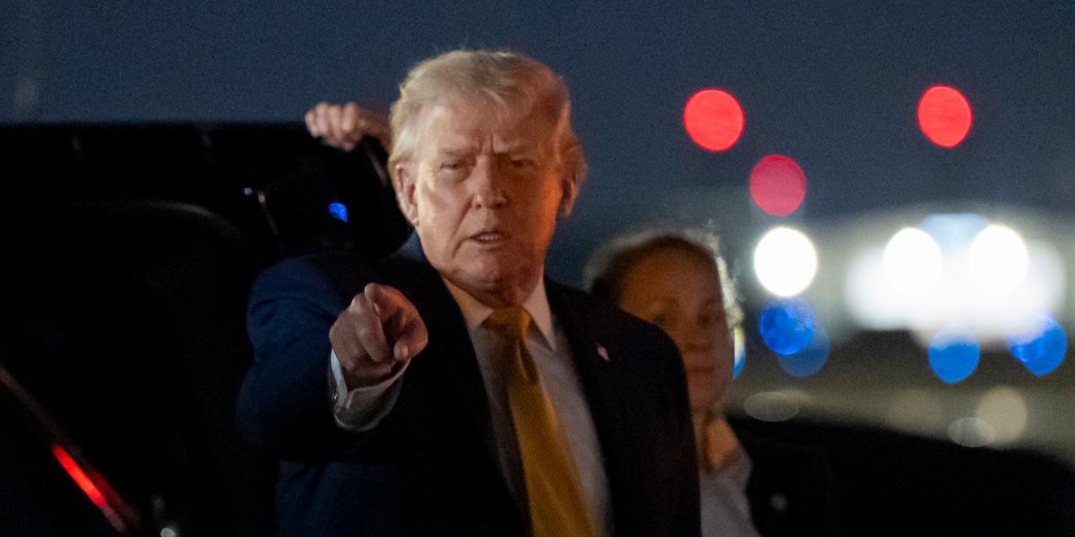 Efter Venezuela kan fler länder i Latinamerika stå på tur. På bilden syns Trump vid Air Force One-flygplanet på söndagen.