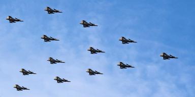 Nato kan vara över som en allians om USA intar Grönland. På bilden syns svenska Gripen-stridsflygplan samt danska F-16 och F-35-stridsflygplan i en gemensam uppvisning i december 2025.