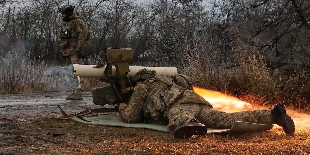 Allt färre soldater i Ukraina, som på bilden, vill delta i kriget. Läget ser likadant ut i Ryssland.
