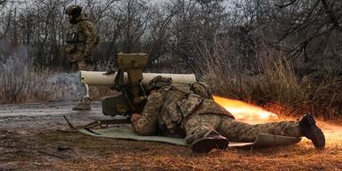 Allt färre soldater i Ukraina, som på bilden, vill delta i kriget. Läget ser likadant ut i Ryssland.