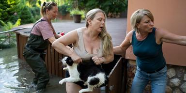 Värmen stiger snabbt i Europa. På bilden syns översvämningar i Ungern.