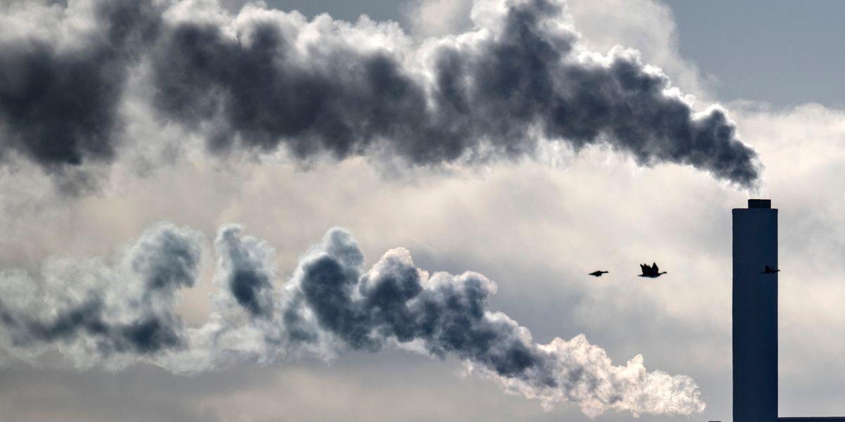 Två skorstenar ryker.