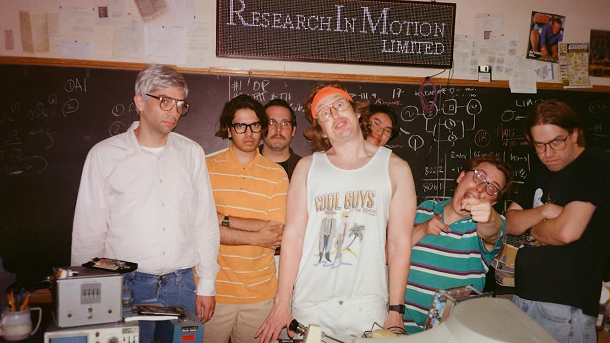 Technördarna från RIM gestaltade av Jay Baruchel, Michael Scott, James Tiskin, Matt Johnson, Ben Petrie och Ethan Eng i filmen BlackBerry 2023. (Foto: AMC)