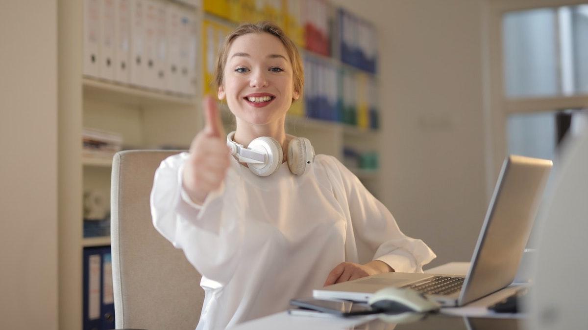 Företag som deltog i en studie om fyra dagars arbetsvecka har fortsatt reducera arbetstiden efter att studien avslutats och medarbetarna känner sig mycket positiva